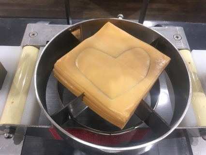 【特注品紹介】プロセスチーズ　ハート型抜き
